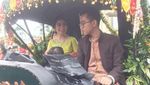 Senyum Selvi saat Bersama Gibran dan Ethes Ikut Kirab Kahiyang-Bobby