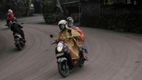 Warga diimbau untuk menjauhi area Gunung. Meski penerbangan ke dan dari Bali dilaporkan masih normal (Foto: Dok. REUTERS/Johannes P. Christo)