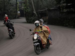 Tips Berkendara di Daerah Rawan Bencana Seperti Gunung Meletus