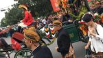 Momen Jokowi-Iriana Naik Kereta Kencana di Kirab Kahiyang-Bobby