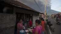 Aktivitas jual beli masih tampak berjalan (Foto: Dok. Antara Foto)