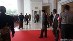 Foto: Jokowi Pakai Baju Berbahan Ulos untuk Resepsi Kahiyang-Bobby