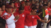 Foto: Tak ingin kalah, Gubernur DKI Anies Baswedan dan Sandiaga juga turut berdiri dari kursinya dan ikut menari bersama dari tenda kehormatan. (Fida-detikcom)