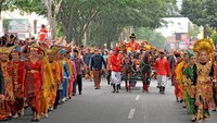 Kirab pernikahan Kahiyang-Bobby ini diikuti oleh 7 kereta kencana dari Solo, andong, hingga becak motor (Foto: Agus Suparto/Setpres)