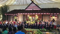 Usai bersalaman, mereka langsung berfoto bersama kedua mempelai serta orang tua kedua mempelai (Foto: Ray Jordan/detikcom)