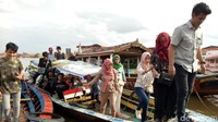 Untuk mencapai lokasi ini, pengunjung dapat menyeberang dari dermaga Benteng Kuto Besak (BKB), menggunakan speedboat atau perahu kecil yang bisa disebut masyarakat sekitar sebagai ketek. Untuk sekali menyebrang, pengunjung akan dikenakan tarif Rp 5.000 - 10.000, tergantung jumlah pengunjung yang akan menyeberang (Raja Adil Siregar/detikTravel)