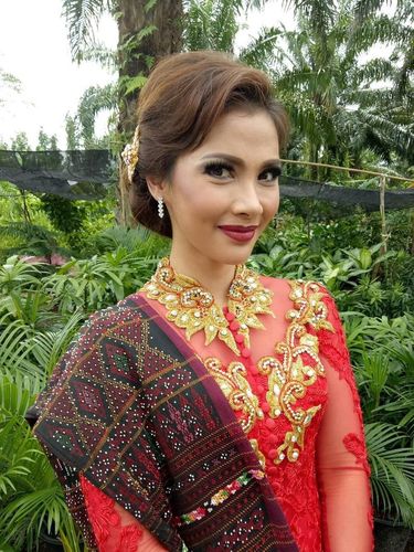 Foto Adu Gaya Kebaya  Selebriti di  Pernikahan Kahiyang Ayu 