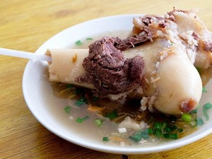 Yuk, Cicip Sup Sumsum Sapi hingga Sate Berkuah Kental yang Legendaris di Medan