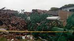 Penampakan Tower BTS yang Roboh dan Timpa 3 Rumah di Cipayung