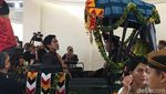 Ekspresi Kaesang yang Bawa Kamera di Kirab Kereta Kencana Kahiyang