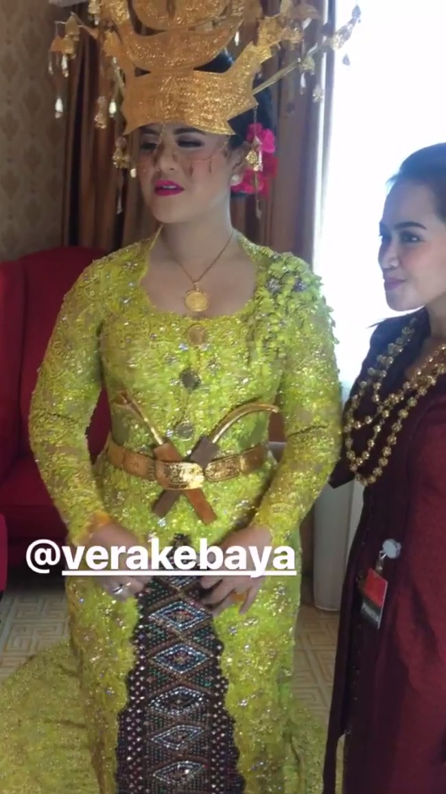 Kebaya rancangan Vera Anggraini di bawa labelnya, Vera Kebaya, juga mendominasi wedding of the year tahun ini. Dari Kahiyang hingga Raisa, semuanya memercayakan Vera Kebaya. Foto: dok. Instagram