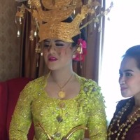 Kebaya rancangan Vera Anggraini di bawa labelnya, Vera Kebaya, juga mendominasi wedding of the year tahun ini. Dari Kahiyang hingga Raisa, semuanya memercayakan Vera Kebaya. Foto: dok. Instagram