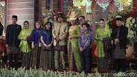 Mereka pun sempat foto bersama. Foto: Keluarga Uya Kuya (Grandy/detikHOT)