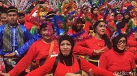 Foto: Nur Asia, istri Wakil Gubernur DKI Jakarta Sandiaga Uno yang semula duduk di bangku ikut bergabung dengan barisan penari. Kepala Dinas Pariwisata DKI Jakarta Tinia Budiati dan mantan calon wakil gubernur saat Pilkada DKI 2017, Sylviana Murni, juga ikut berbaris. (Fida-detikcom)