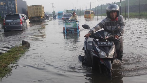 Jalan Raya Porong Lama tergenang air/