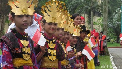 Foto: Siswa SD Berbusana Adat akan Sambut Kirab Kahiyang-Bobby