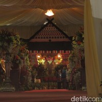 Nuansa pedesaan Mandailing, daerah asal Bobby, dipilih sebagai tema dekorasi untuk resepsi yang digelar di kediaman mempelai pria di Bukit Hijau Regency Taman Setiabudi (BHR Tasbi), Medan. Foto: Andhika Prasetia/detikcom