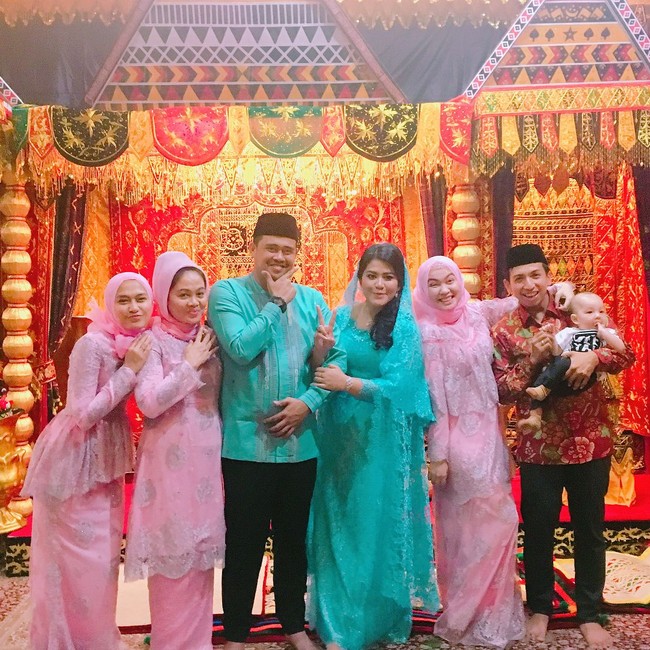 Gaya bebas! Kahiyang berpose bersama Bobby dan keluarga besarnya usai prosesi Haroan Boru, Minggu (19/11/2017). Ada Inge, ibunda Bobby, Poppy dan suami beserta anaknya. Foto: Instagram