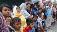 Penampakan warga yang berkumpul disepanjang Jalan Ringroad, Medan, Sumatera Utara, Minggu (26/11/2017).