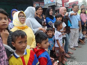 Potret Antusias Warga Saksikan Kirab Kahiyang-Bobby