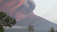 Cuaca berawan menutup pilar asap yang membumbung tinggi.  (Foto: Dok. Antara Foto)