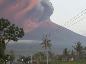 Penampakan Erupsi Gunung Agung dari Jarak 12 Kilometer