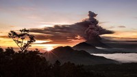 Angin yang bertiup lemah ke arah timur-tenggara membawa asap dan abu vulkanik menuju Selat Lombok dan Lombok bagian barat. (Foto: Dok. Emilio Kuzma-Floyd via REUTERS)
