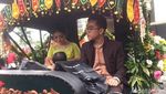 Senyum Selvi saat Bersama Gibran dan Ethes Ikut Kirab Kahiyang-Bobby