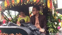Kirab kereta kencana dalam rangkaian pernikahan Kahiyang Ayu-Bobby Nasution disambut meriah warga Medan (Foto: Jefris Santama/detikcom)