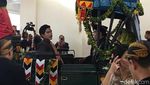 Ekspresi Kaesang yang Bawa Kamera di Kirab Kereta Kencana Kahiyang