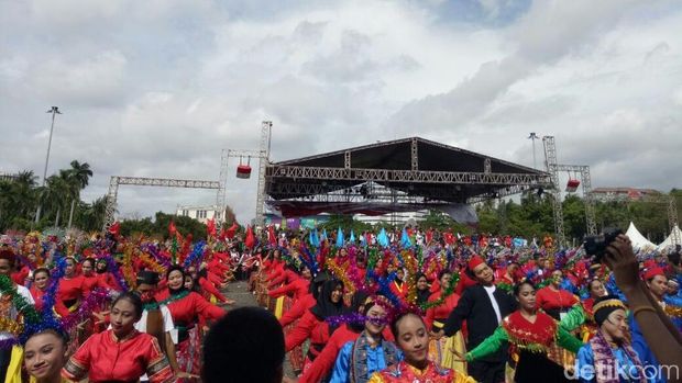 Anies-Sandi hingga Sylviana Ikut Tari Massal di Kirab Kebangsaan