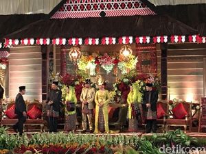 Tamu Resepsi Mulai Beri Ucapan Selamat ke Kahiyang-Bobby di Pelaminan
