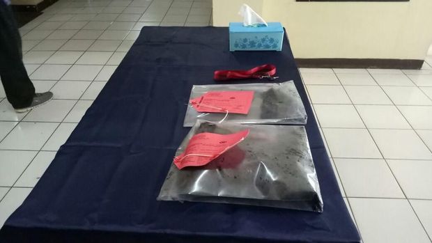 Barang bukti dalam kasus pelemparan bom molotov di Cipayung