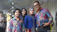 Begini gaya kompak keluarga Uya Kuya saat hadir di resepsi pernikahan Kahiyang Ayu dan Bobby di Medan. Foto: Keluarga Uya Kuya (Grandy/detikHOT)