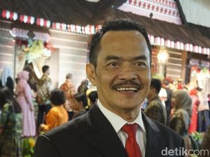 Ini Amir Nasution, Raja Pantun yang Jadi MC Resepsi Kahiyang-Bobby