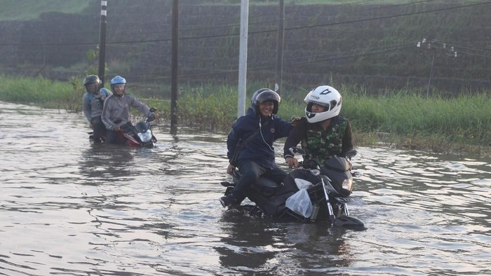 Diguyur Hujan, Jalan Raya Porong Lama Tergenang Air 60 Cm