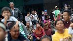 Potret Antusias Warga Saksikan Kirab Kahiyang-Bobby