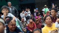 Ekspresi warga terlihat tak sabar ingin segera menyaksikan kirab Kahiyang-Bobby.