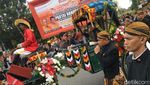 Momen Jokowi-Iriana Naik Kereta Kencana di Kirab Kahiyang-Bobby