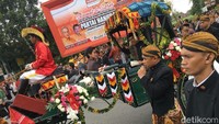Warga Medan pun menyambut meriah rombongan kirab itu (Foto: Ray Jordan/detikcom)