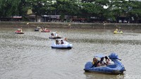Di kawasan Setu Babakan juga ditemukan waduk. Di sini, pengunjung dapat menyewa bebek-bebekan untuk sekadar menjelajahi waduk. (Foto: Rima Olyvia/detikcom)