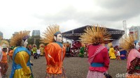 Foto: Sebelum tari massal, berbagai macam pertunjukan kebudayaan juga disuguhkan dalam kirab ini, seperti reog ponorogo, dan parade ondel-ondel dari Bamus Betawi. (Fida-detikcom)