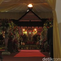 Selain rumah adat yang menjadi pelaminan, akan ada juga saung-saung kecil untuk mempertegas nuansa pedesaan. Seperti di Solo, dekorasi nantinya bakal dipercantik dengan hiasan berupa buah-buahan dan sayur-mayur. Mulai dari Jagung sampai rambutan dan bengkong. Semuanya produk lokal, ada yang dari Brastagi, Binjai, dan Belawan, kata Pak John yang mendirikan Delavender Decoration pada 2004 silam. Foto: Andhika Prasetia/detikcom