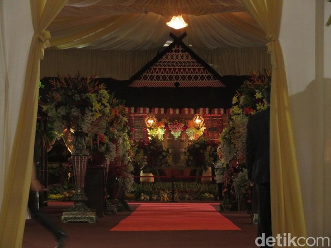 Selain rumah adat yang menjadi pelaminan, akan ada juga saung-saung kecil untuk mempertegas nuansa pedesaan. Seperti di Solo, dekorasi nantinya bakal dipercantik dengan hiasan berupa buah-buahan dan sayur-mayur. Mulai dari Jagung sampai rambutan dan bengkong. Semuanya produk lokal, ada yang dari Brastagi, Binjai, dan Belawan, kata Pak John yang mendirikan Delavender Decoration pada 2004 silam. Foto: Andhika Prasetia/detikcom