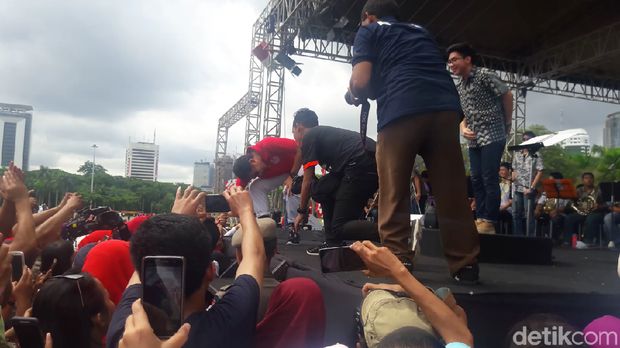 Di Kirab Kebangsaan, Sandi Berjoget hingga Lempar Gelang ke Warga