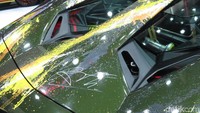 Biasanya coret-coret ini dilakukan di atas kanvas, ini dilakukan di mobil. Tidak main-main, di Lamborghini Aventador pula. Foto: Ruly Kurniawan