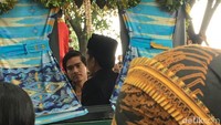 Kaesang duduk di kereta bersama kedua orangtuanya, Jokowi dan Iriana (Foto: Ray Jordan/detikcom)