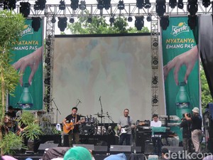 Rendy Pandugo Tampil di Bawah Hujan pada Jazz Goes to Campus 2017