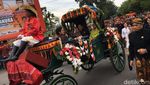 Momen Jokowi-Iriana Naik Kereta Kencana di Kirab Kahiyang-Bobby