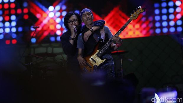 Dewa 19 feat. Ari Lasso di The 90s Festival.